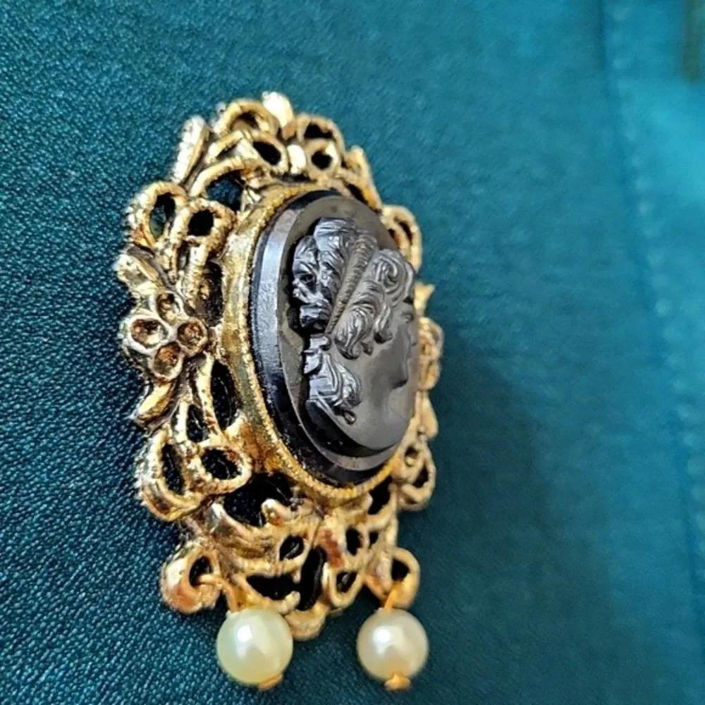 Vintage Cameo Brooch with Faux Pearls.